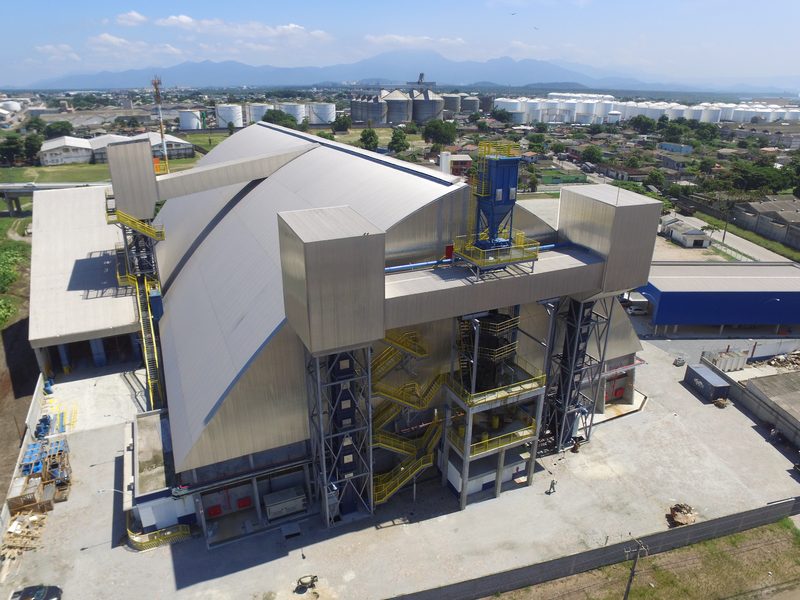 Vista aérea da torre de transferência e do armazém graneleiro em Paranaguá