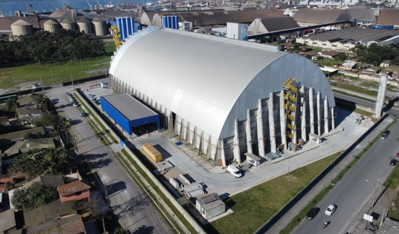 Vista aérea do armazém graneleiro em arco do Terminal Oeste de Exportação, em Paranaguá