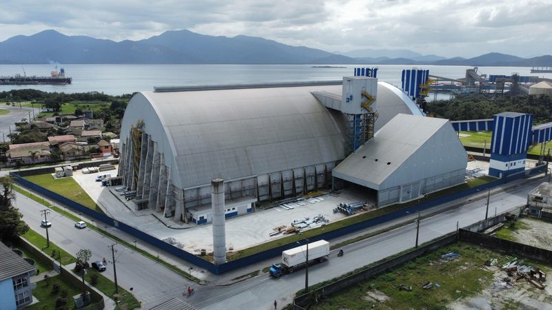 Armazém graneleiro em arco do Terminal Oeste de Exportação com a baía de Paranaguá ao fundo